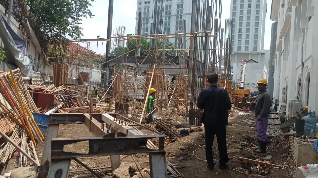 Proyek pembangunan gedung di area kantor DPRD Jabar nihil papan informasi kegiatan. Foto diambil pada Senin (28/10/2024) lalu (Foto: Dok MI/Sugiyanto0