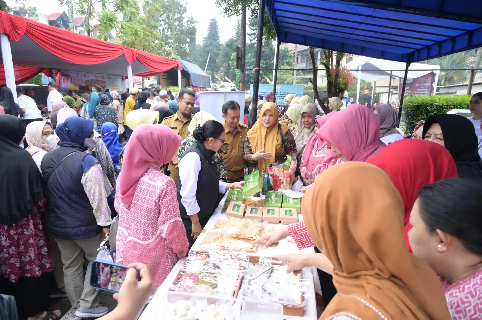 Kepala Kejaksaan Tinggi Jawa Barat, Katarina Endang Sarwestri saat kegiatan pasar murah dan bazar usaha mikro/kecil di Perumahan Tamansari Bukit Bandung, Selasa (12/8/2025). (Foto: Ist)