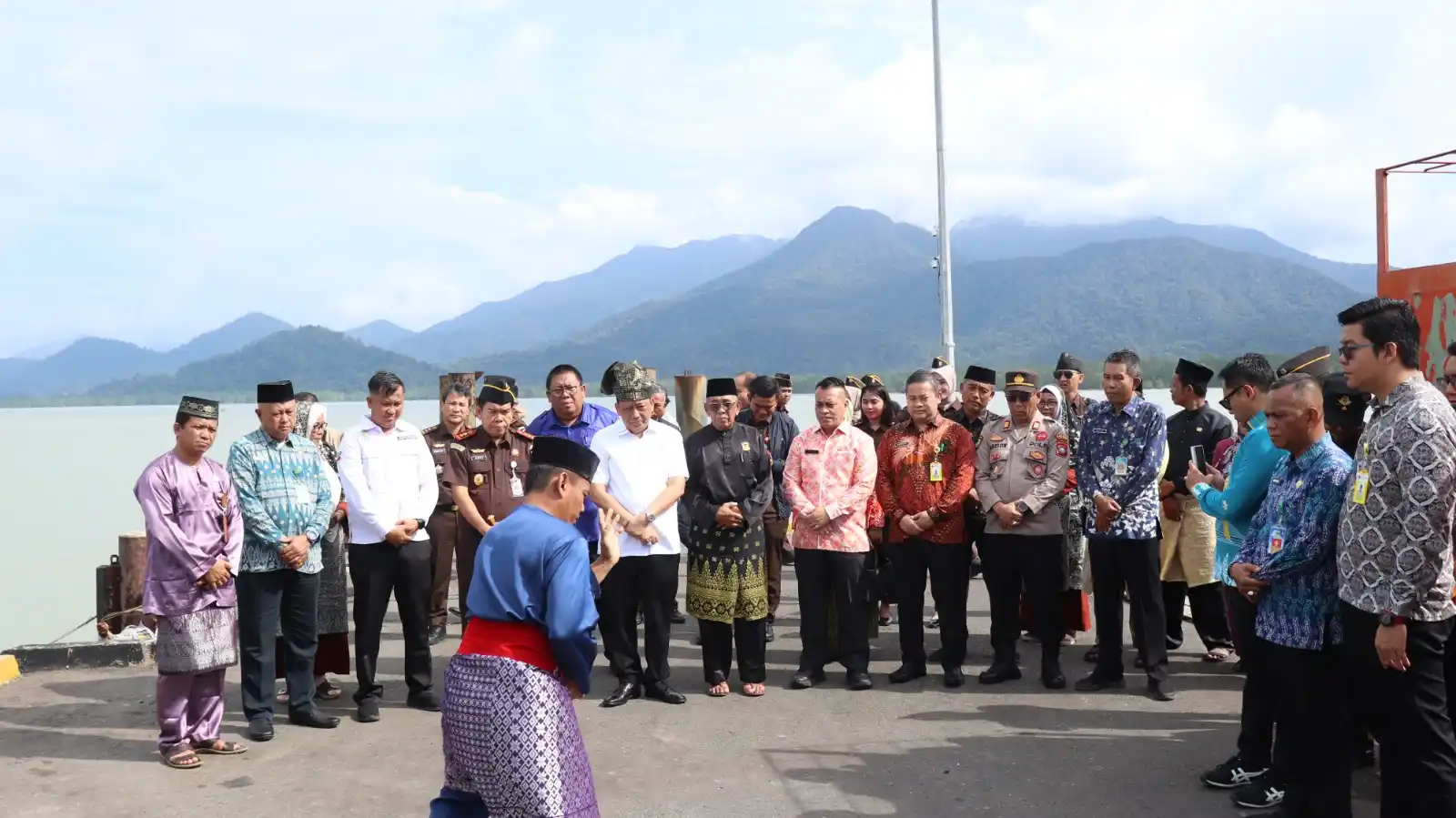 Kegiatan Focus Group Discussion (FGD) Jaksa Garda Desa (Jaga Desa) yang diselenggarakan Pemerintah Kabupaten Lingga dengan tema “Penguatan Peran Kejaksaan RI Untuk Peningkatan Kapasitas Pemerintah Desa Dalam Menjalankan Tugas Dan Fungsi Melalui Program Jaksa Garda Desa (Jaga Desa) Sebagai Solusi Penguatan Kelembagaan Desa” diawali dengan launching Program Desa JUARA (Jujur, Aman dan Sejahtera), ditandai dengan pemukulan Gong oleh Kajati Kepri dan penayangan video edukatif tentang tata kelola desa yang ideal.
