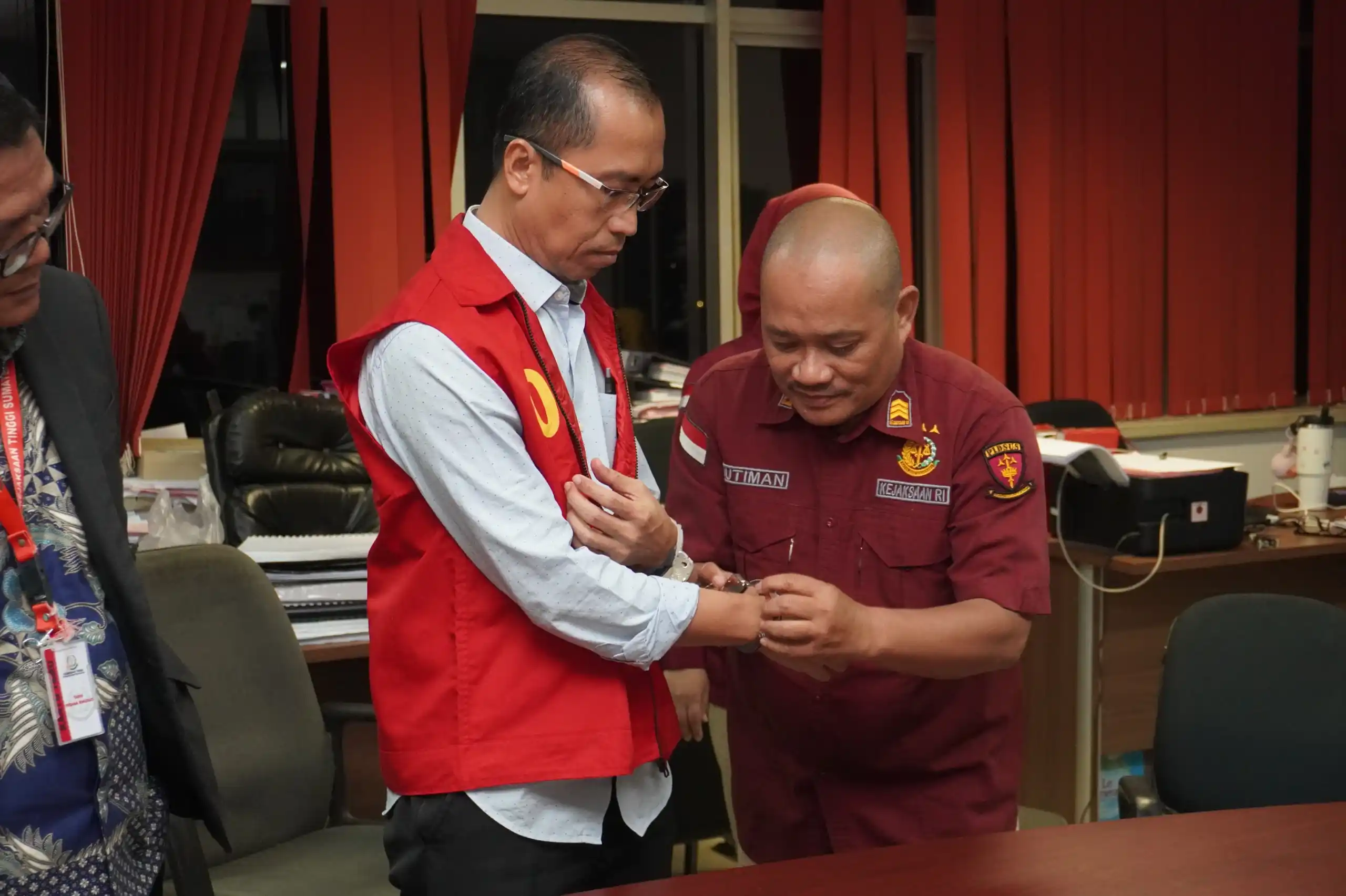 Salah satu tersangka mengenakan rompi tahanan Kejati Sumsel (Foto: Dok MI/Kejati Sumsel)