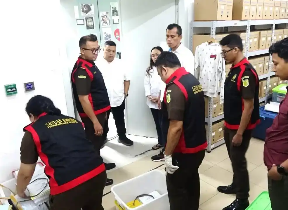 Kejaksaan Tinggi Sumatera Utara (Kejati Sumut) menggeledah kantor PT Pelabuhan Indonesia (Pelindo) Persero Belawan. Penggeledahan itu terkait dugaan korupsi pengadaan 2 unit kapal tahun 2019, dengan nilai kontrak Rp135.811.032.026.