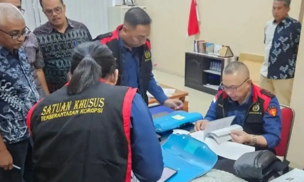 Tim Penyidik Pidsus Kejati Sumut melakukan penggeledahan (Foto: Dok MI/Ist)