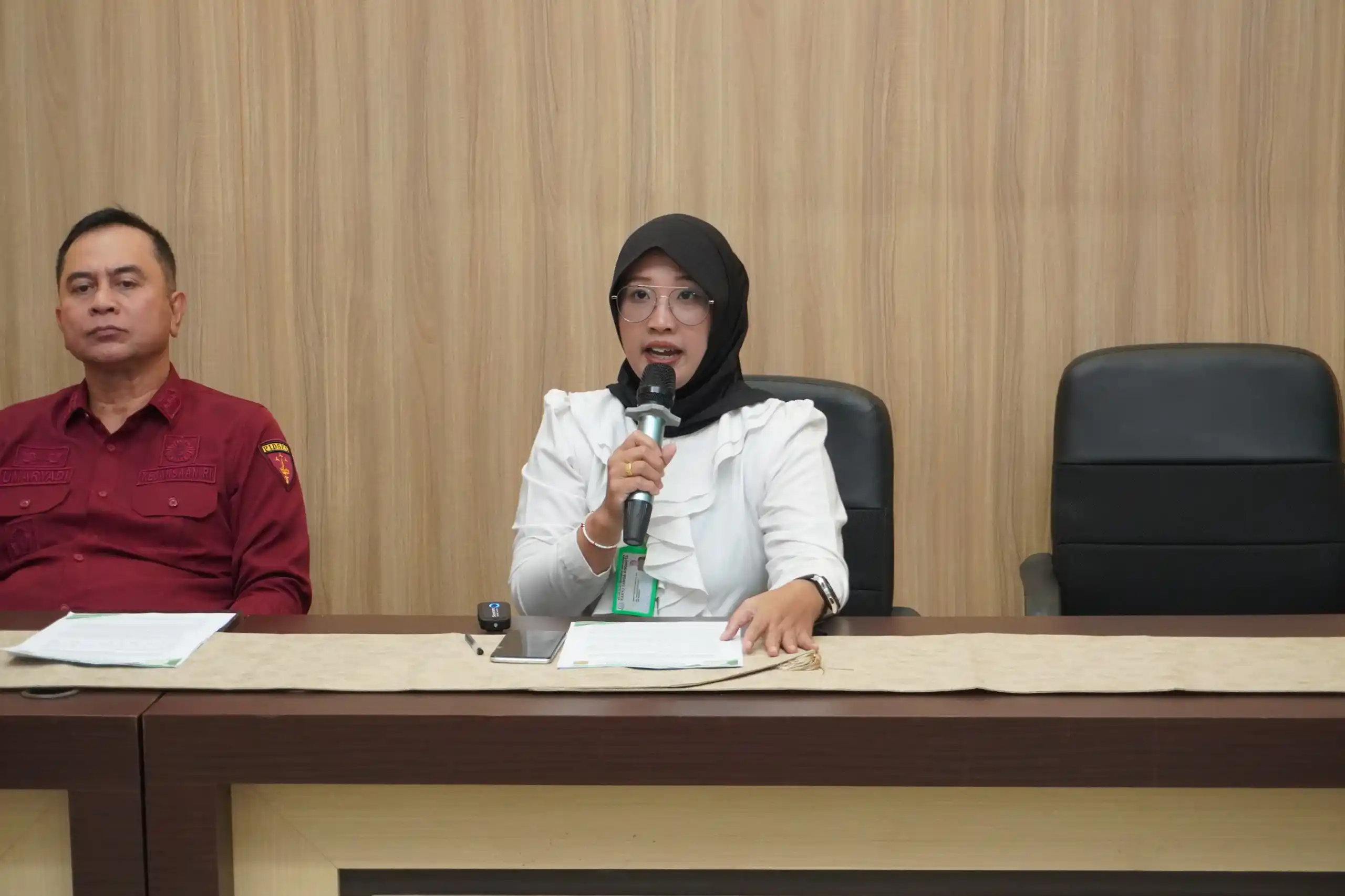 Kepala Seksi Penerangan Hukum (Kasipenkum) Kejati Sumsel, Vanny Yulia Eka Sari saat menyampaikan keterangan pers (Foto: Dok MI/Kejati Sumsel)