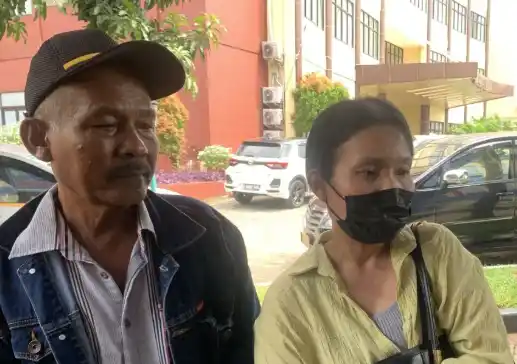 Ade Wahyuni dan ayahnya Sukarna yang merupakan keluarga atas nama Dian Cahyani yang hilang dalam kejadian kebakaran di Plaza Glodok, Tamansari, Jakarta Barat, pada Rabu (15/1/2025). [Foto: Ant]