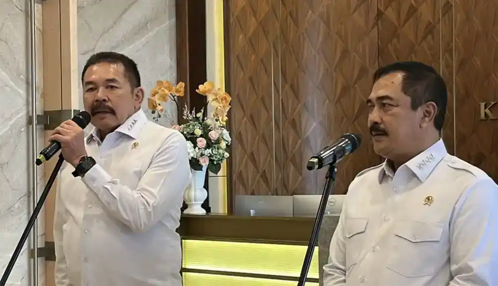 Menteri Imigrasi dan Pemasyarakatan (Imipas) Agus Andrianto (kanan) dan Jaksa Agung ST Burhanuddin (kiri) di kantor Kejaksaan Agung (Kejagung), Kebayoran Baru, Jakarta Selatan, pada Senin (25/11/2024) (Foto: Istimewa)