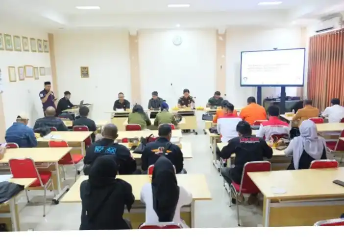 Kepala Badan Kesbangpol Kabupaten Purwakarta, Mohamad Ramdhan saat memberikan Bimbingan Teknis  di Aula Kesbanpol Purwakarta, Rabu (23/7/2025). (Foto : Istimewa/MI)