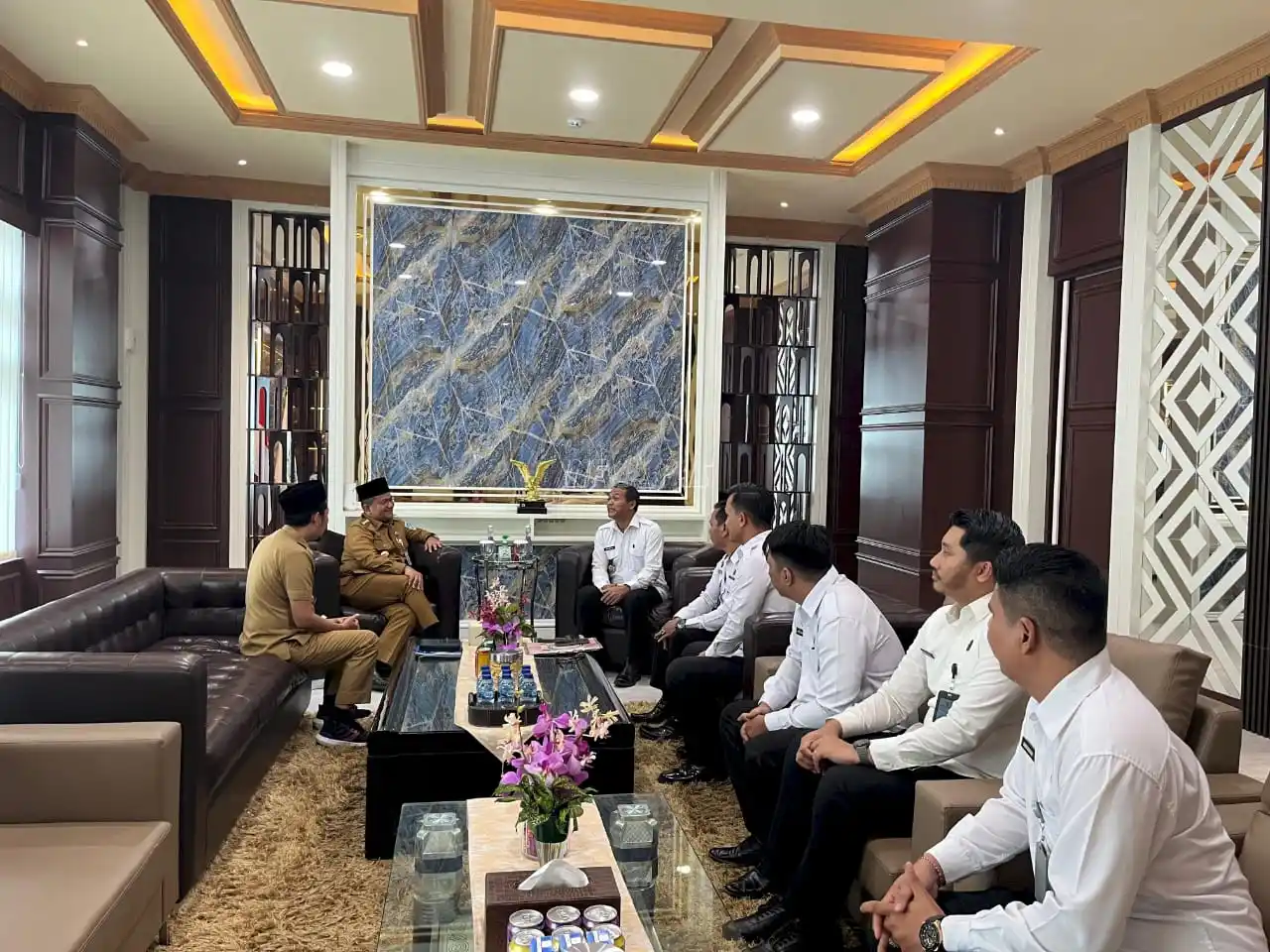 Kepala Bapas Kelas I Jambi, Dwi Santosa (tengah kanan), bersama jajaran saat melakukan audiensi dengan Wali Kota Jambi, Maulana (tengah kiri), di Graha Siginjai, Senin (14/7/2025), membahas sinergi lintas sektor dalam mendukung program reintegrasi sosial Klien Pemasyarakatan. (Foto: Dok/MI)