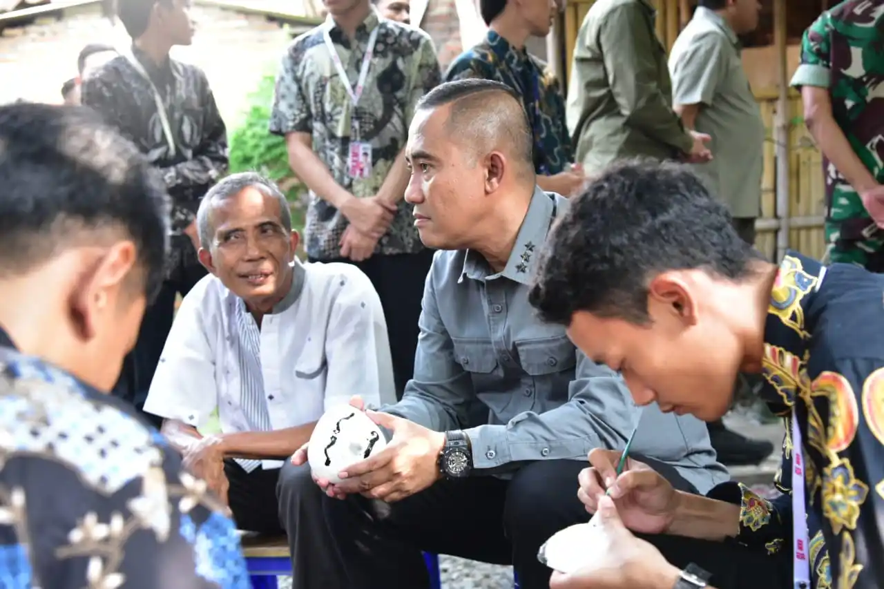 Kepala Badan Nasional Penanggulangan Teroris (BNPT), Komjen Pol Eddy Hartono tengah berdialog dengan dengan masyarakat di 4 titik Desa Siap Siaga Kecamatan Jamblang yakni Desa Orimalang, Wangunharja, Sitiwinangun, dan Jamblang, Kabupaten Cirebon. (Foto: Dok BNPT)