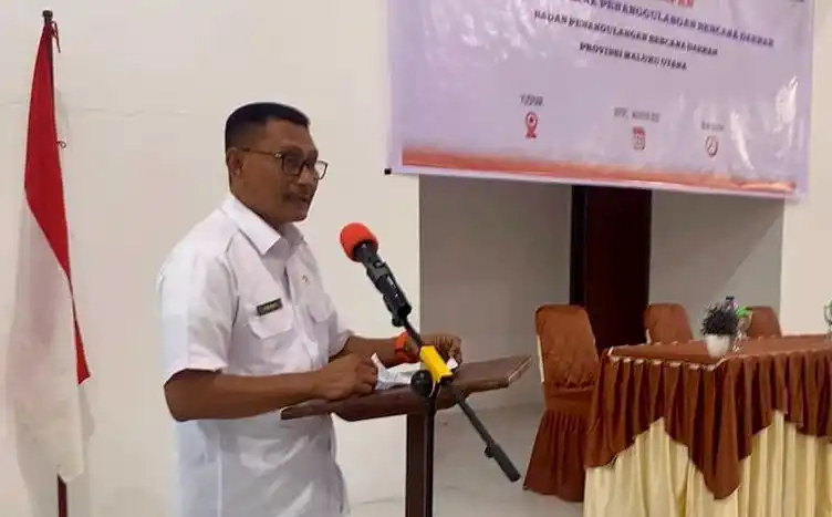 Kepala BPBD Malut, Fehby Alting, membacakan sambutan Gubernur Sherly Tjoanda dalam pembukaan rapat penyusunan dokumen RPBD Provinsi Malut 2025-2029 di Aula Penginapan Yusmar, Sofifi, Rabu 6 Agustus 2025. (Foto: Dok BPBD Malut).