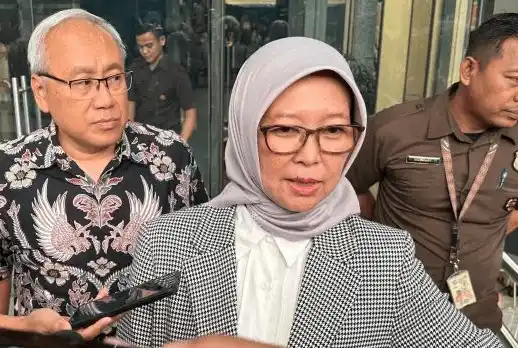 Kepala Badan Pengatur Hilir Minyak dan Gas Bumi atau BPH Migas Erika Retnowati (tengah) bersama Direktur Bahan Bakar Minyak BPH Migas Sentot Harijady Bradjanto Tri Putro (kiri) saat memberikan keterangan usai diperiksa sebagai saksi kasus korupsi jual beli gas, di Gedung Merah Putih KPK, Jakarta, Senin (16/6/2025)