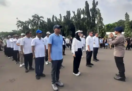 Para kepala daerah sedang mengikuti latihan baris-berbaris di Monas, Jakarta, Selasa (18/2/2025). [Foto: Ant]