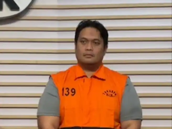 Kepala Kejaksaan Negeri Hulu Sungai Utara, Albertus Parlinggoman kenakan rompi tahanan KPK (Foto: tangkapan layar)