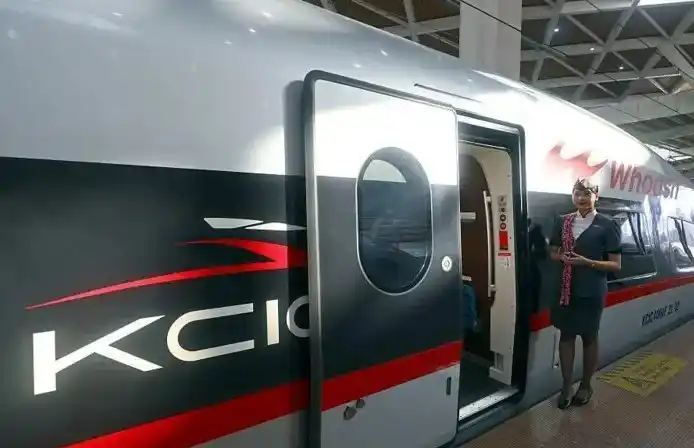 Petugas kereta cepat Whoosh menunggu penumpang di Stasiun Halim pada 24 Mei 2025 di Jakarta, Indonesia. (Foto: Dok MI/Getty Images)