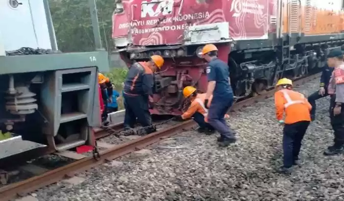 Peristiwa KA 70 (KA Taksaka relasi Stasiun Gambir - Yogyakarta) tertabrak seusai truk diduga menerobos Perlintasan Sebidang. (Foto: Antara)