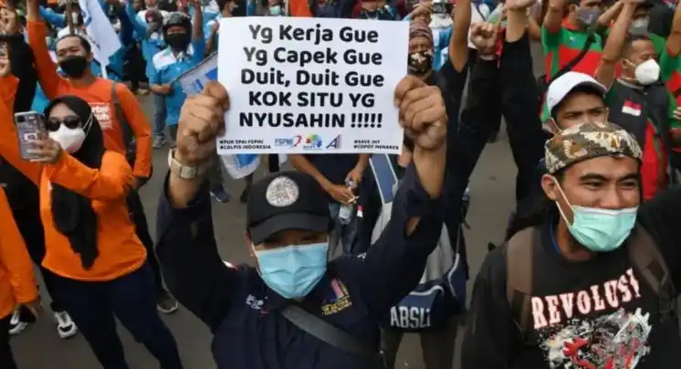 Ribuan buruh berdemonstrasi di depan kantor Kementerian Ketenagakerjaan (Kemenaker) dan BPJS Ketenagakerjaan, menentang peraturan baru tentang JHT.