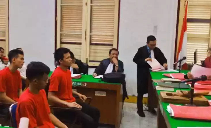 Ketiga terdakwa saat mendengarkan tuntutan dari Jaksa Penuntut Umum (JPU) Kejari Medan. (Foto: Antara)