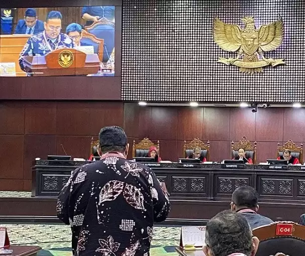 Ketua Badan Pengawas Pemilihan Umum (Bawaslu) Rahmat Bagja (berdiri) membacakan keterangan Bawaslu dalam sidang lanjutan Perselisihan Hasil Pemilihan Umum (PHPU) Pilpres 2024 di Gedung I Mahkamah Konstitusi RI, Jakarta, Kamis (28/3/2024) malam
