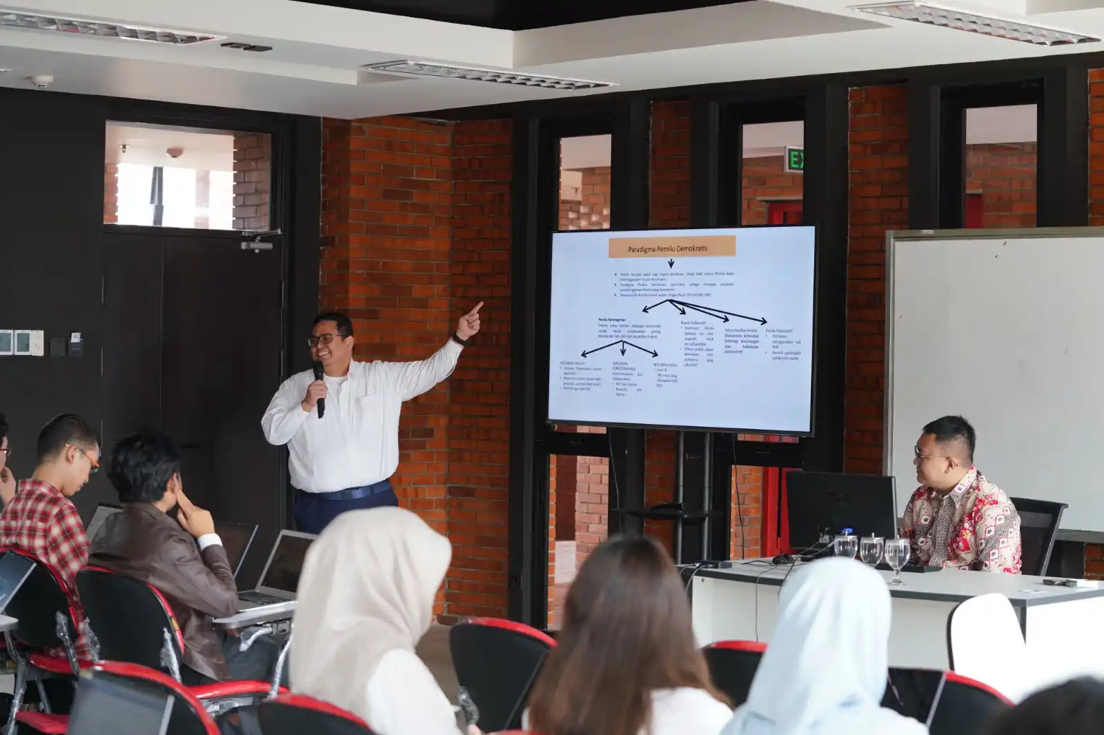 Ketua Bawaslu Rahmat Bagja saat menjadi dosen tamu dalam kuliah umum di Fakultas Hukum Universitas Indonesia