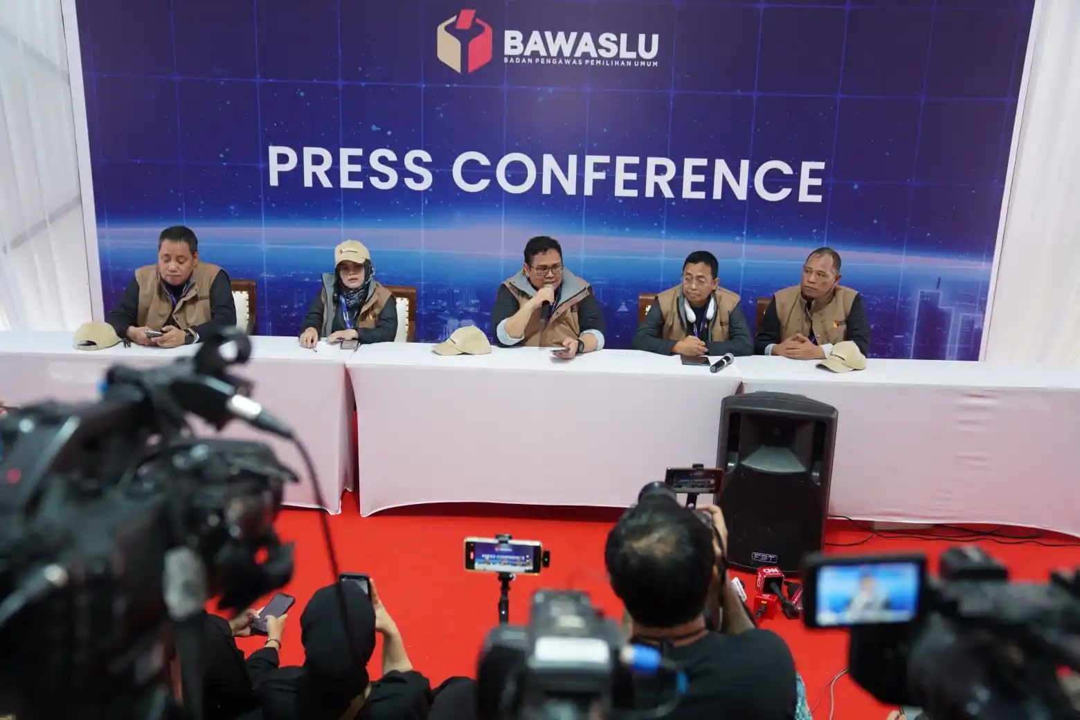 Ketua Bawaslu RI, Rahmat Bagja (tengah)