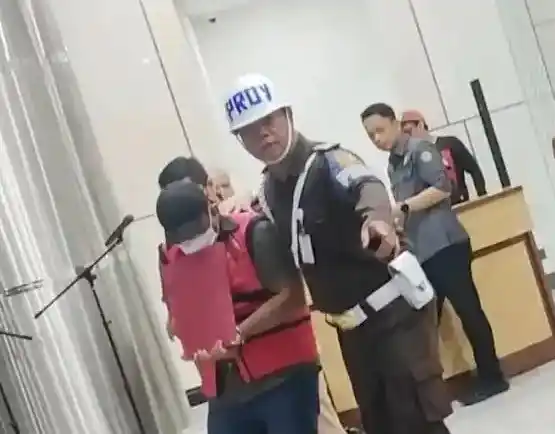 Petugas pada Kejaksaan Agung menggiring tersangka kasus perintangan penanganan perkara berinisial MAM menuju mobil tahanan di Gedung Kejaksaan Agung, Jakarta, Kamis (8/5/2024).