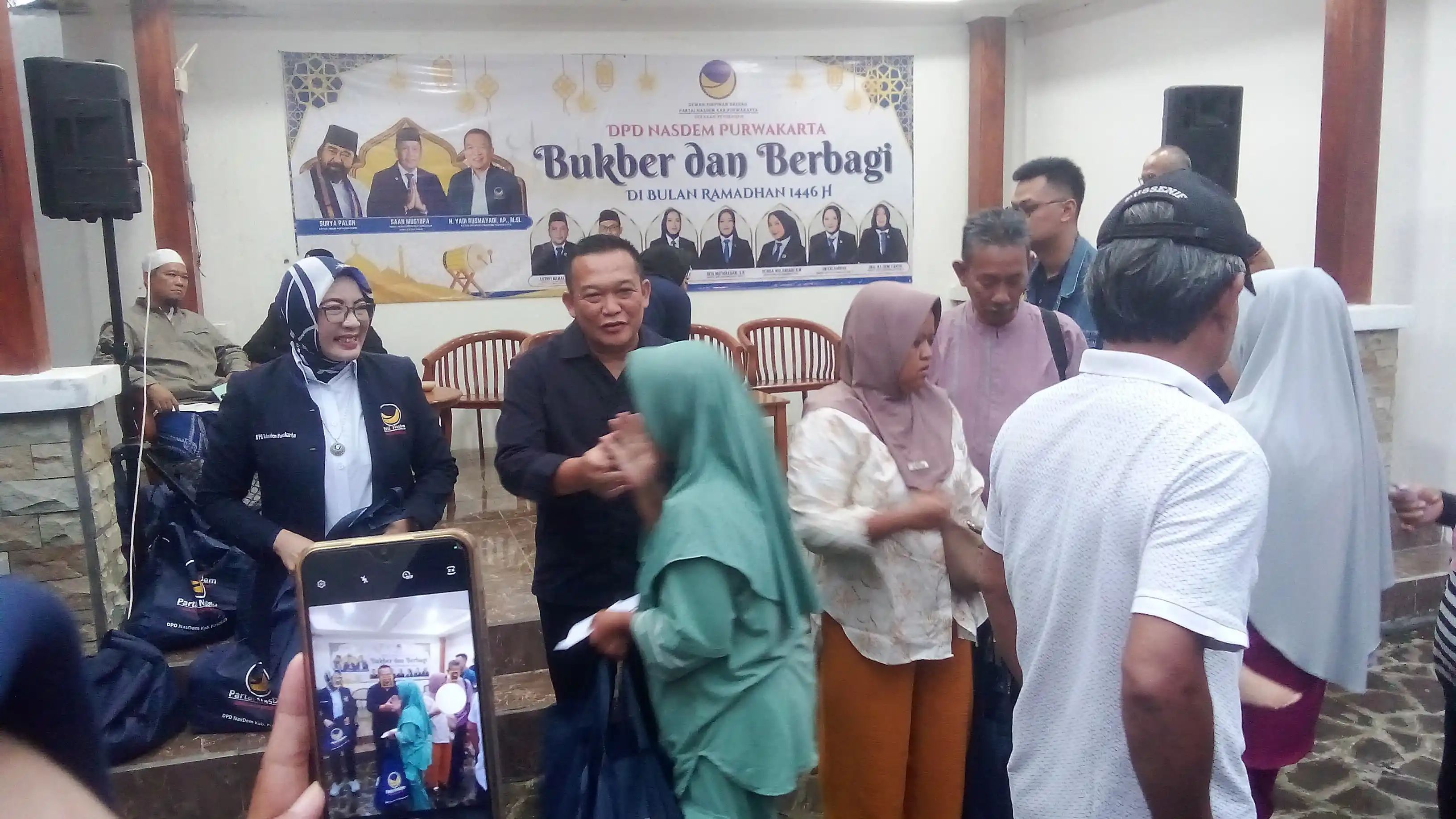 Ketua DPD Partai Nasdem Purwakarta, Yadi Rusmayadi (memakai baju warna hitam). (Foto: Dok MI/Koswara)