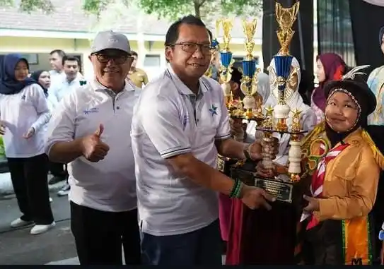 Ketua DPRD Kabupaten Blitar Supriadi bersama Bupati Rijanto saat memberikan piala kepada pemenang (Foto: Dok MI/DRPD Kabupaten Blitar)