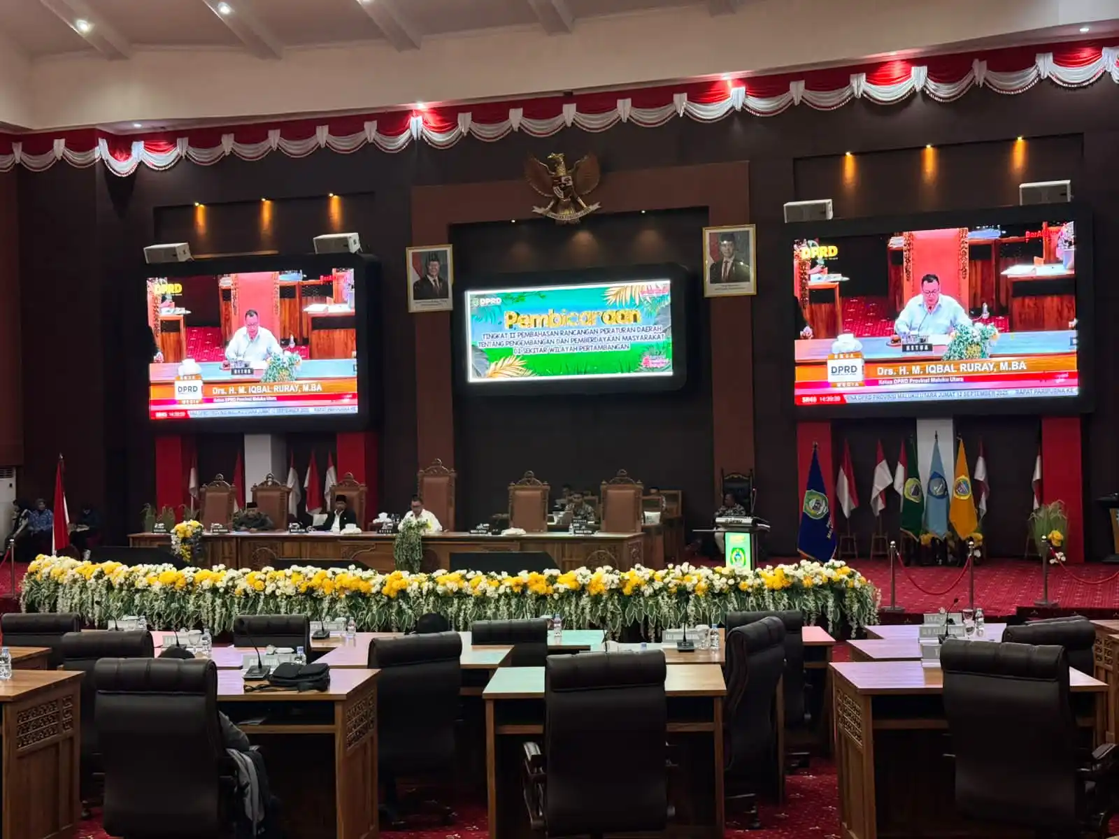 Ketua DPRD Malut, Iqbal Ruray, memimpin rapat paripurna Pembicaraan Tingkat II terkait Raperda Peternakan dan PPM, di kantor DPRD Malut, Sofifi, Kamis (12/9). (Foto: Dok MI/Jainal Andara)