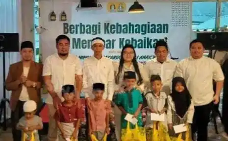Ketua HIPMI dan para pengurusnya bersama anak yatim (Foto: Ist)