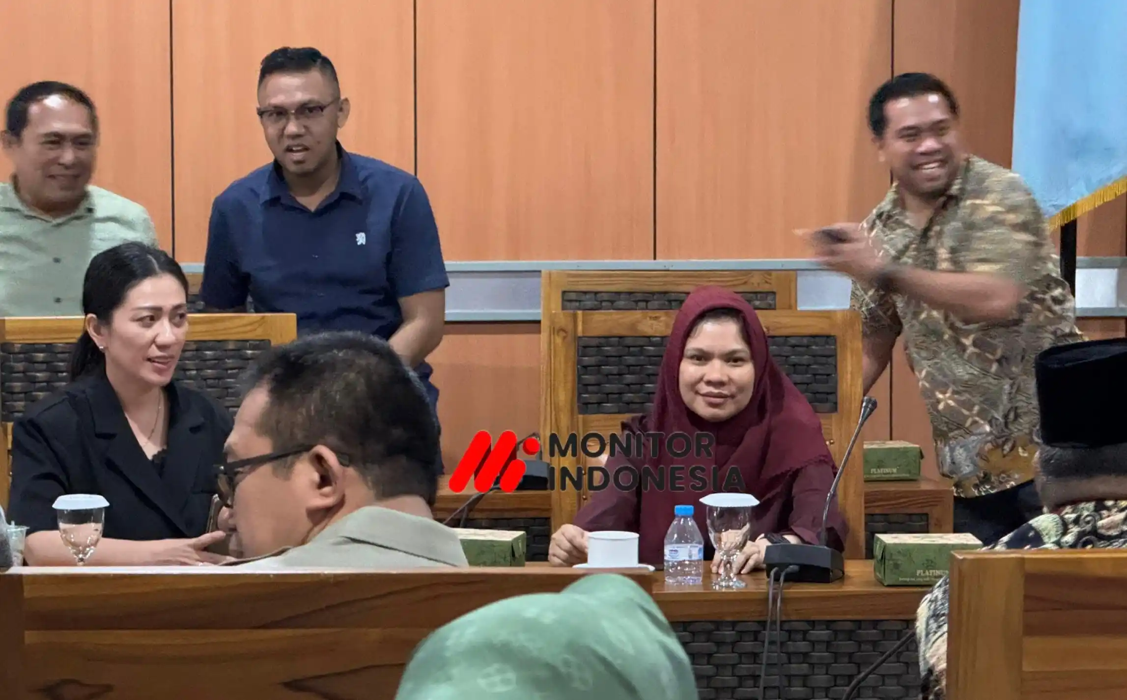 Ketua Komisi III DPRD Malut, Merlisa Marsaoly (berjilbab), saat menghadiri rapat lanjutan hasil konsultasi pimpinan DPRD dan TAPD di Sofifi, Kamis (10/4/2025). (Foto: MI/Rais Dero)