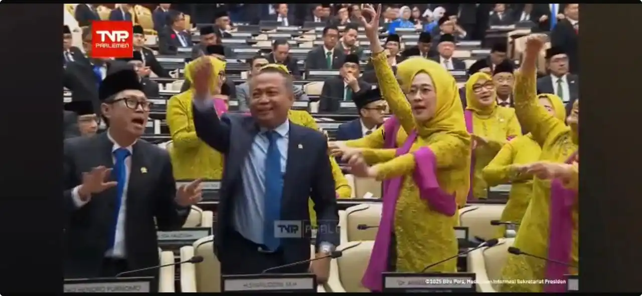 Ketua Komisi VI DPR RI, Anggia Erma Rini ikut berjoget bersama Eko Patrio dan beberapa anggota DPR RI lainnya (foto:ist)