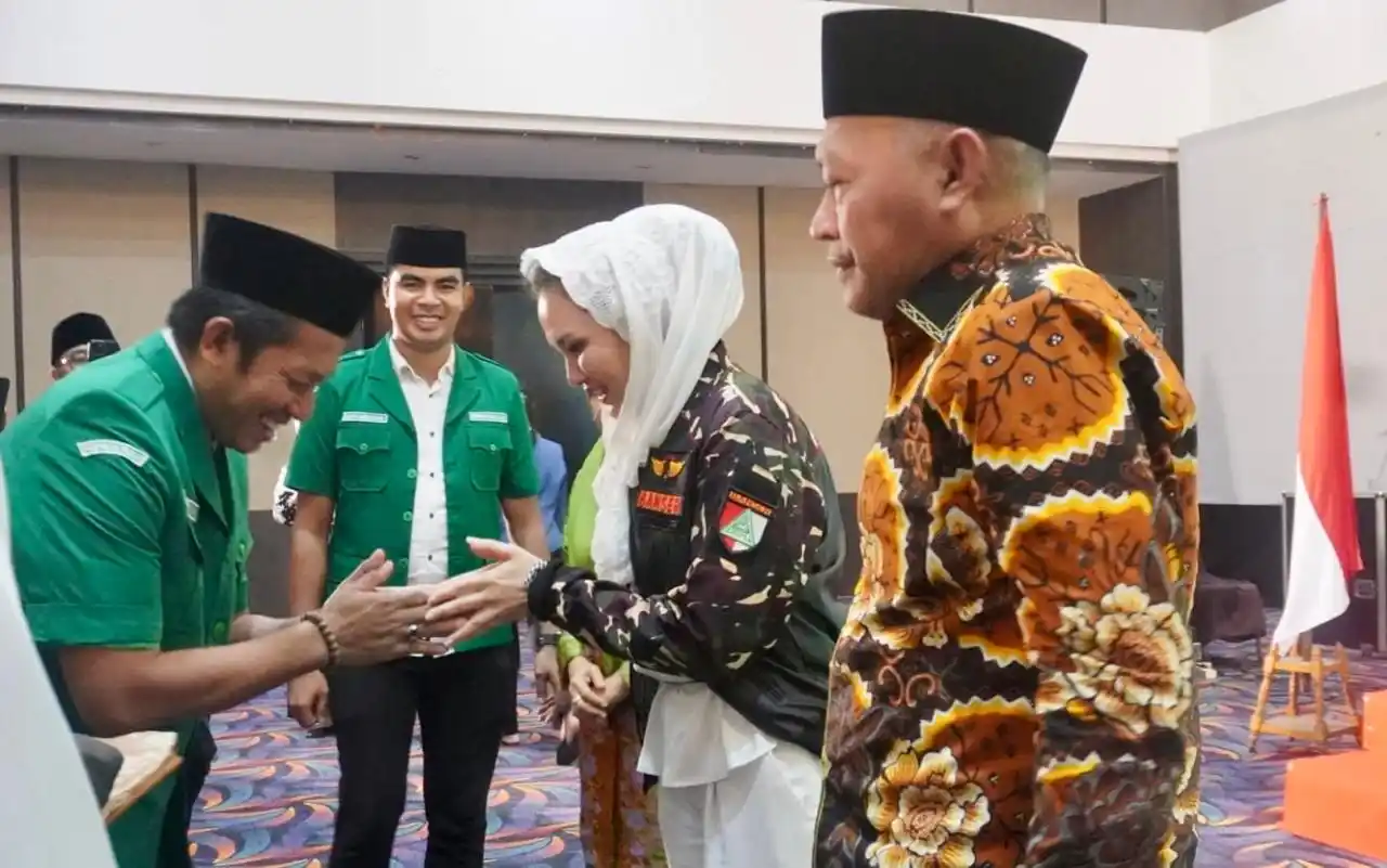 Ketua Umum GP Ansor, Addin Jauharudin, bersalaman dengan Gubernur Malut Sherly Tjoanda, yang tampak mengenakan jaket Pemuda Ansor sebagai simbol sinergi dan dukungan terhadap gerakan pemuda di Maluku Utara (Foto: Biro Adpim Malut)