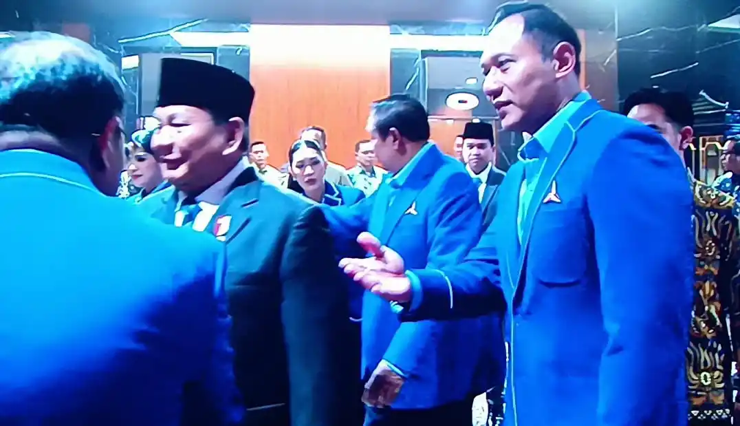 Ketua Umum Partai Demokrat Agus Harimurti Yudhoyono saat Sambut Presiden Prabowo Subianto (Foto. Rizal)