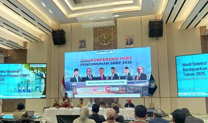 Ketua Umum Tim Penanggung Jawab SNPMB 2025, Eduart Wolok, umumkan hasil lolos seleksi SNPMB. (Foto: Rizal)