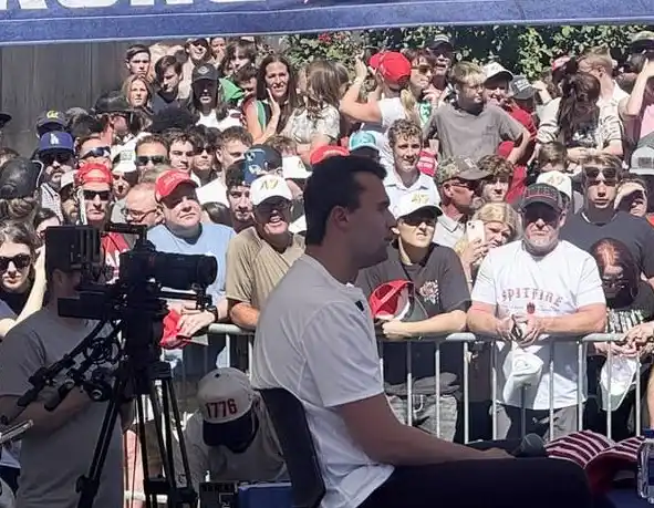 Tangkapan layar dari video karya Amy King ini menunjukkan aktivis muda sayap kanan dan influencer Charlie Kirk berbicara dalam sebuah acara publik di Utah Valley University beberapa menit sebelum ia ditembak di Orem, Utah, pada 10 September 2025. Aktivis muda sayap kanan dan influencer Charlie Kirk, sekutu utama Presiden Donald Trump, ditembak mati pada 10 September dalam sebuah "pembunuhan politik" yang memicu kekhawatiran akan lebih banyak kekerasan politik di Amerika Serikat yang semakin panas. Trump mengonfirmasi di media sosial bahwa Kirk, 31, telah meninggal dunia akibat luka-lukanya. (Foto oleh Amy KING / UGC / AFP)