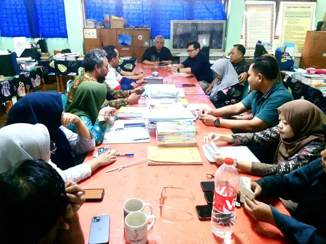 Akhmad Nidom, Kepsek SMK Multimedia Sumbangsih Jakarta (tengah paling ujung) sedang memimpin rap at pleno guru dalam penyelesaian berita "Suara Pembaca" Seorang Guru Produktif..., di ruang guru , Senin (24/6/2025) di mana link berita tersebut juga sudah di "take dwon" hari ini juga jam 15.00 WIB. (Foto: Dok MI/Gatot Eko Cahyono)