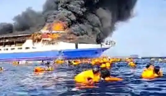 KM Barcelona 5 Terbakar di Perairan Depan Pulau Talise, Minahasa Utara, Sulawesi Utara (Foto: Istimewa)