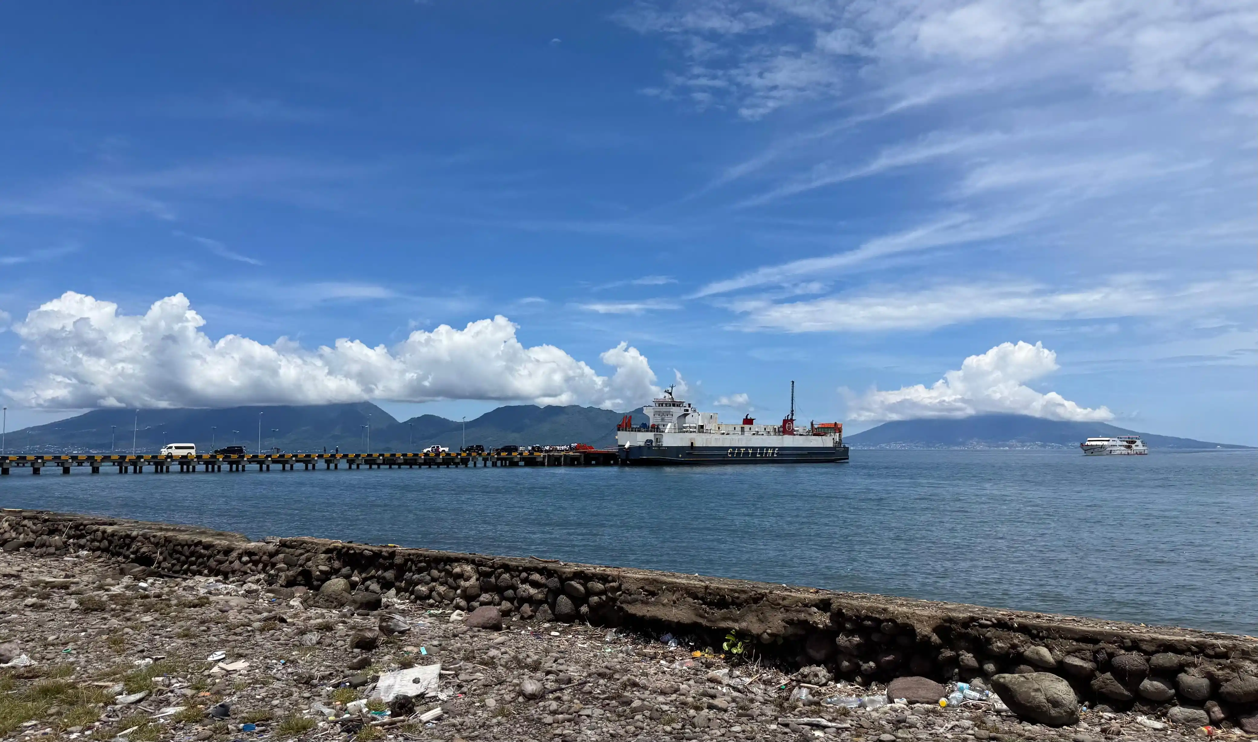 KM Mutiara Ferindo III sandar perdana di Pelabuhan Sofifi usai diresmikan oleh Gubernur Maluku Utara, Sherly Tjoanda, Rabu (26/3). (Foto: MI/Rais Dero)