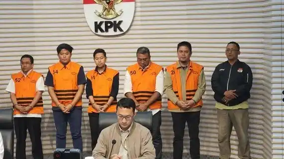 Konferensi penahan Bupati Kolaka Timur (Koltim) Abdul Azis dan kawan-kawan, Sabtu (9/8/2025) dini hari (Foto: Dok MI)