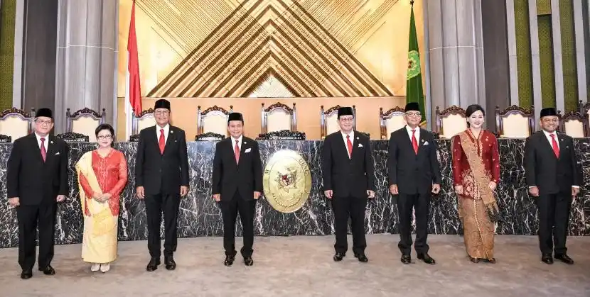 Wakil Ketua Dewan Komisioner Otoritas Jasa Keuangan (OJK) Mirza Adityaswara (keempat kiri) berfoto bersama dengan Anggota Dewan Komisioner Ex Officio Bank Indonesia Doni Primanto Joewono (kiri), Ketua Dewan Audit Sophia Issabella Watimena (kedua kiri), Kepala Eksekutif Pengawas Pasar Modal Inarno Djajadi (ketiga kiri), Kepala Eksekutif Pengawas Perbankan Dian Ediana Rae (keempat kanan), Kepala Eksekutif Pengawas IKNB Ogi Prastomiyoto (ketiga kanan), Anggota Dewan Komisioner Bidang Edukasi dan Perlindungan Konsumen Friderica Widyasaei Dewi (kedua kanan) dan Anggota Dewan Komisioner Ex Officio Kementerian Keuangan Suahasil Nazara (kanan) usai Pelantikan Anggota Dewan Komisioner OJK periode 2022-2027 di Mahkamah Agung, Jakarta, Rabu (20/7/2022)