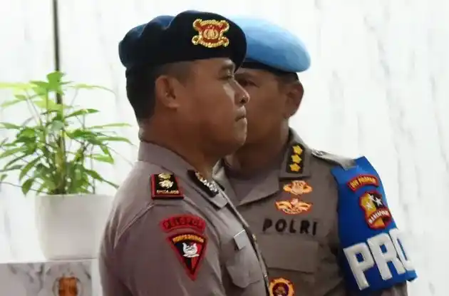 Komandan Batalyon Resimen IV Korps Brimob Polri Kompol Cosmas Kaju Gae berjalan menuju ruang sidang etik di Gedung TNCC Mabes Polri, Jakarta, Rabu (3/9/2025)