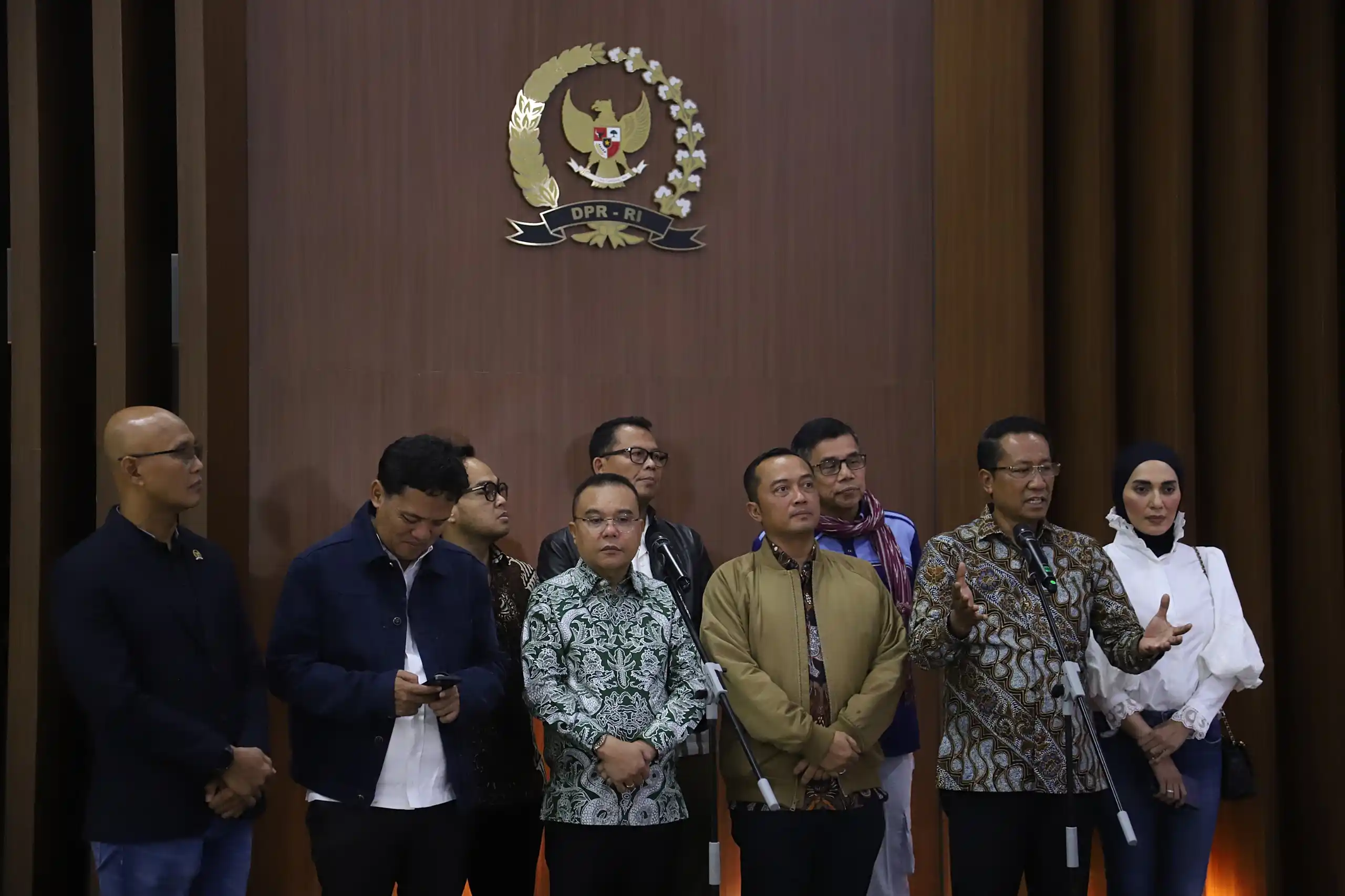 Pimpinan DPR RI dan Pemwrintah gelar jumpa terkait pemberian pertimbangan dan persetujuan pemberian abolisi kepada Tom Lembong dan anmesti kepada Sekjen PDIP Hasto Kristiyanto di Gedung DPR RI, Jakarta, Kamis malam (31/7) (foto: Elvo)