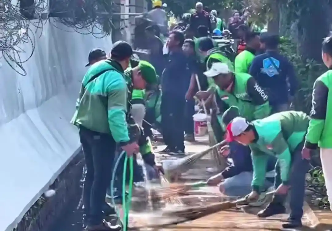 Komunitas ojek online (ojol) se-Bandung Raya bersama TNI-Polri, jajaran pemerintah Kota Bandung, dan warga setempat saat melakukan aksi sosial berupa kegiatan bersih-bersih di depan Gedung DPRD Jabar pada Rabu (3/9/2025) pagi. (Foto: Tangkapan layar).