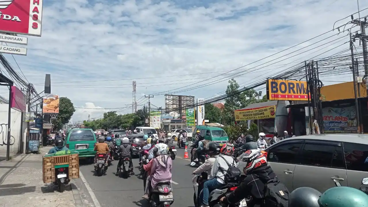 Kondisi arus lalu lintas di Jalan Raya Cibiru-Cileunyi, Kabupaten Bandung, Jawa Barat pada Sabtu (29/3/2025) siang. (Foto: Sugiyanto/MI)