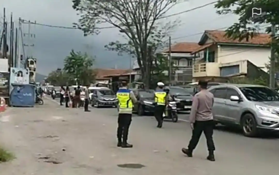 Kondisi arus lalu lintas di jalur Kadungora, Kabupaten Garut saat diterapkan sistem one way arah Bandung, Selasa (1/4/2025). (Foto: Tangkapan layar)
