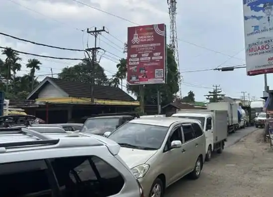 Kondisi arus lalu lintas yang padat di Jembatan Aurduri I, Jambi, menjadi sorotan tajam Usman Ermulan. (Foto: Dok/MI)