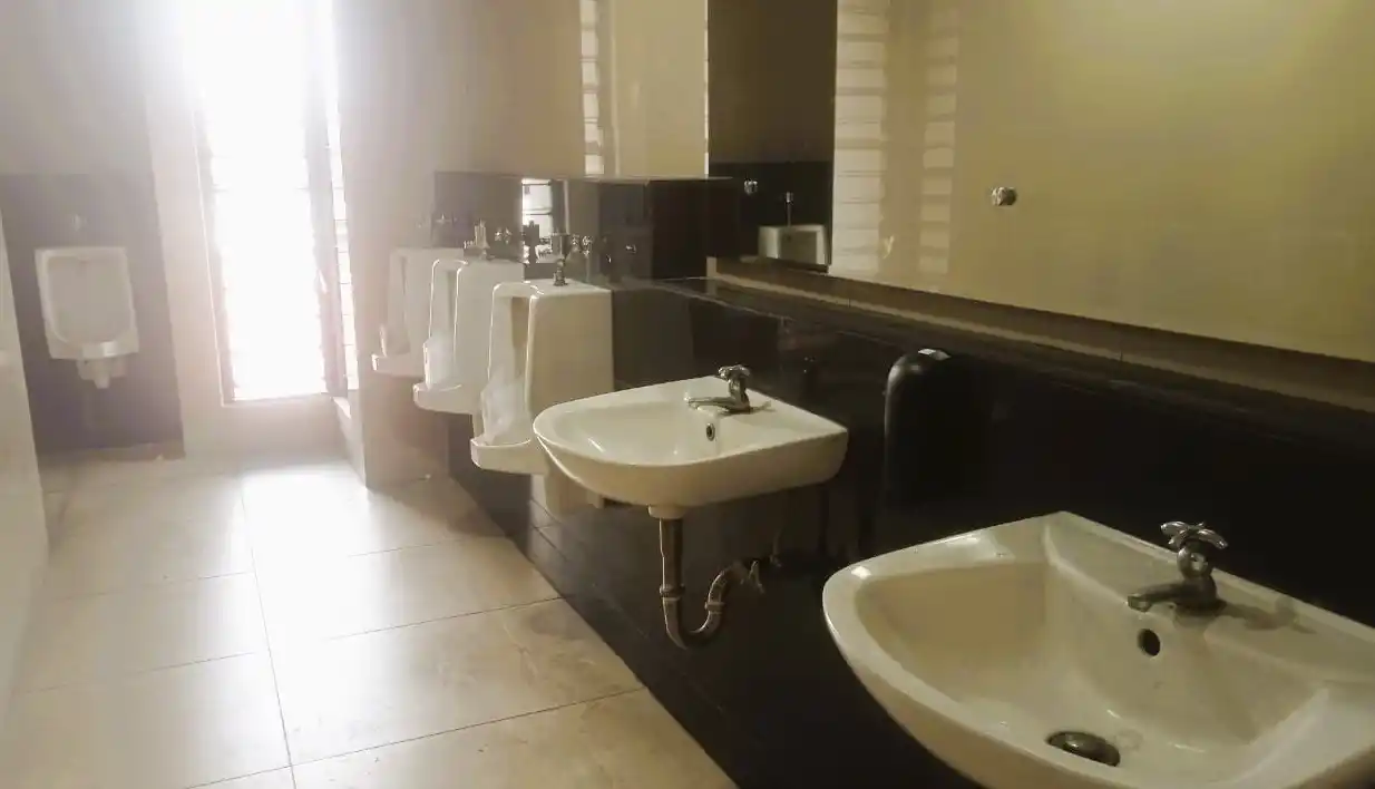 Kondisi dalam Toilet di lantai 4 kantor Dinas Pendidikan Provinsi Jawa Barat tidak ada sabun cuci tangan dan pewangi ruangan (Foto: MI/Sugiyanto)