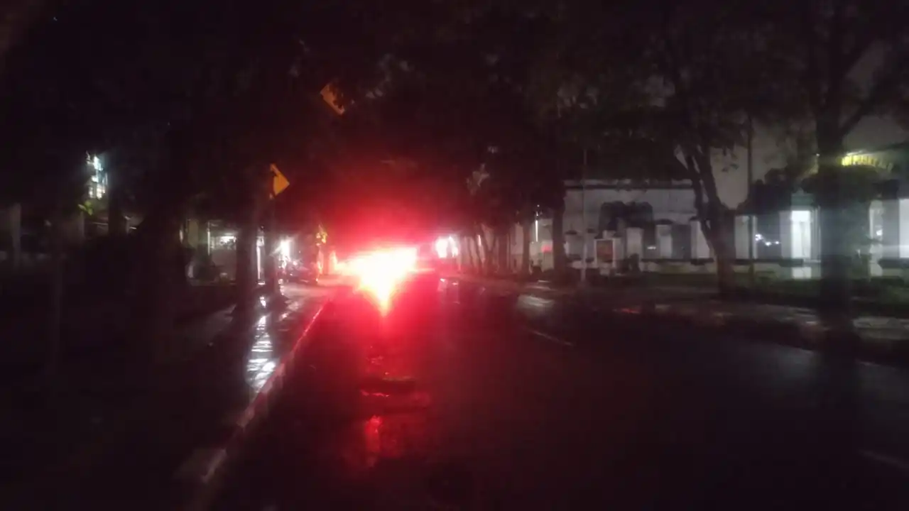 Kondisi di Jl. Gedung Utama, Kota Bandung, Jawa Barat (Jabar) ketika malam hari. (Foto: Sugiyanto/MI)