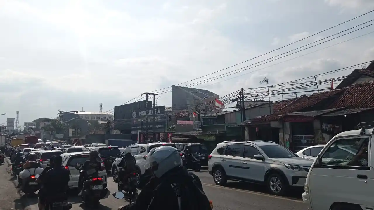 Kondisi kemacetan di Jalan Raya Cileunyi-Cibiru pada Sabtu (6/9/2025) pukul 15.09 WIB. (Foto: MI/Sugiyanto).