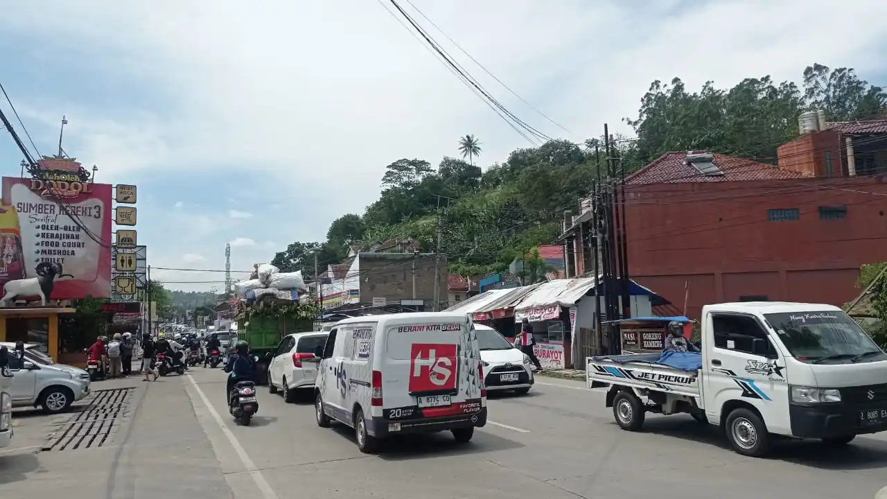 Kondisi kemacetan dari arah Garut menuju Bandung tepatnya di Jalan Otista, Tarogong, Kecamatan Tarogong Kaler, Kabupaten Garut, Jawa Barat, pada Sabtu (6/9/2025) pukul 12.48 WIB. (Foto: MI/Sugiyanto).