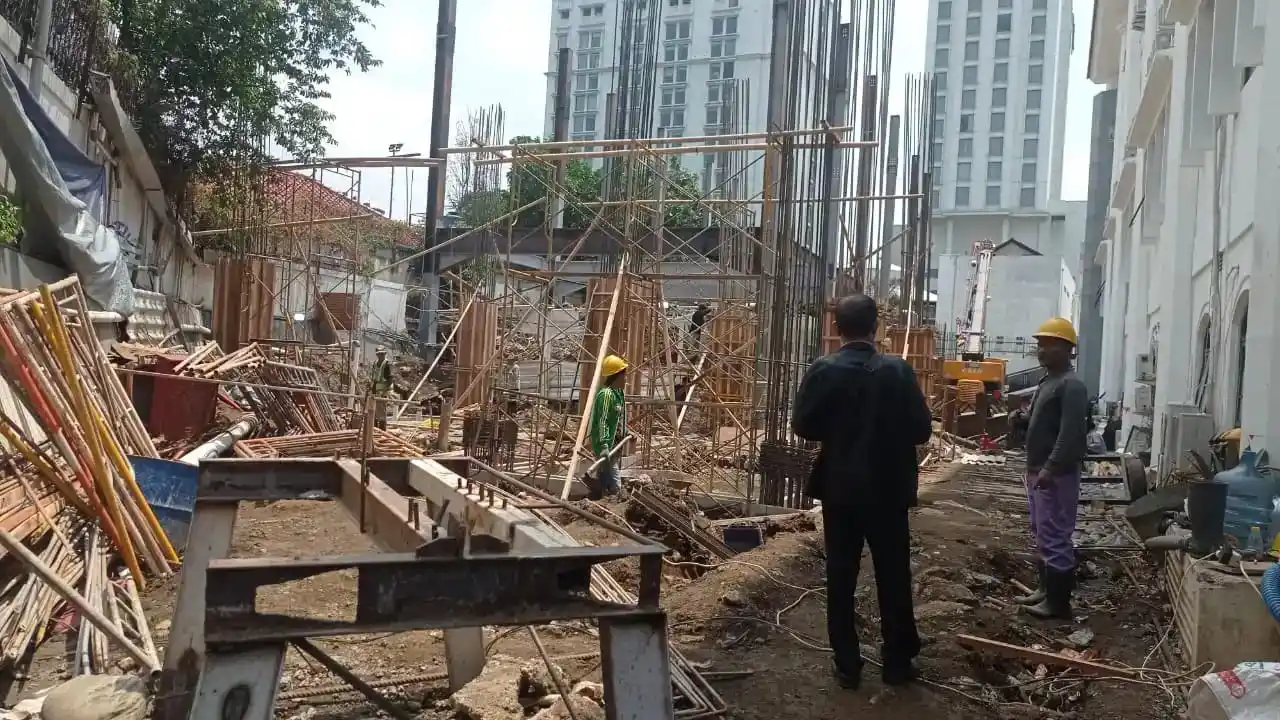 Kondisi proyek pembangunan Gedung Pusat Kebugaran di area kantor DPRD) Jabar tidak nampak papan informasi kegiatan. (Foto: Dok/MI)